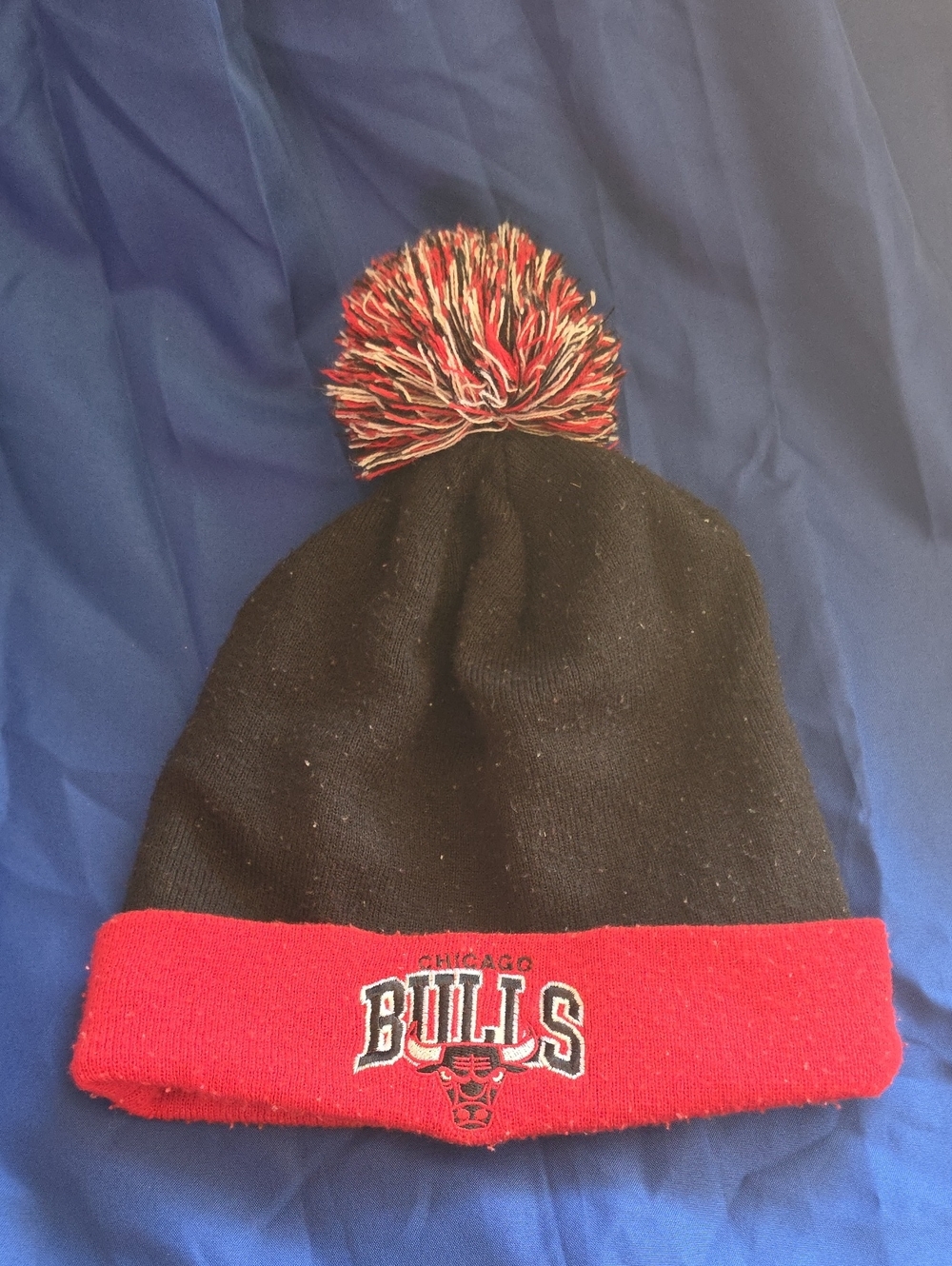 Mitchell & Ness Chicago Bulls NBA Black/Red Pom Knit Beanie Hat